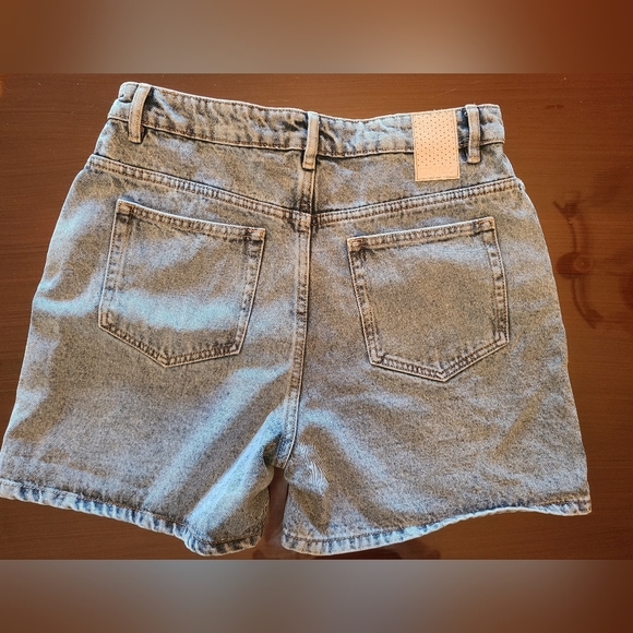 SOLD ⚡️Shorts- Mom Jean - Picture 2 of 4